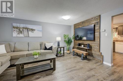 440 Flannery Drive, Centre Wellington (Fergus), ON - Indoor Photo Showing Living Room