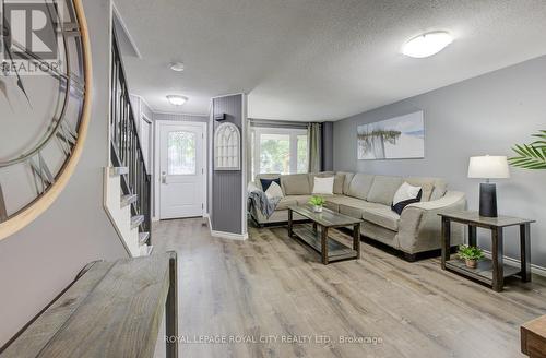 440 Flannery Drive, Centre Wellington (Fergus), ON - Indoor Photo Showing Living Room