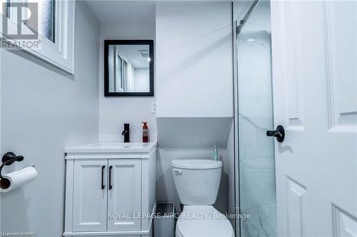 6921 Freeman Street, Niagara Falls, ON - Indoor Photo Showing Bathroom