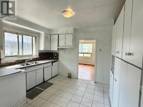 104 Lynedock Crescent, Toronto (Parkwoods-Donalda), ON - Indoor Photo Showing Kitchen With Double Sink