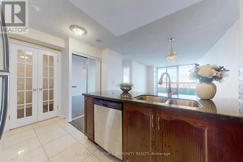 702 - 9 Northern Heights Drive, Richmond Hill (Langstaff), ON - Indoor Photo Showing Kitchen With Double Sink