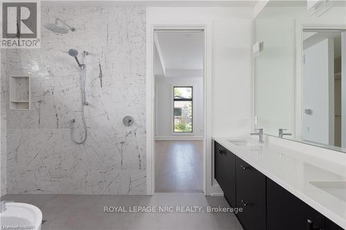 1613 G Lookout Street, Pelham, ON - Indoor Photo Showing Bathroom