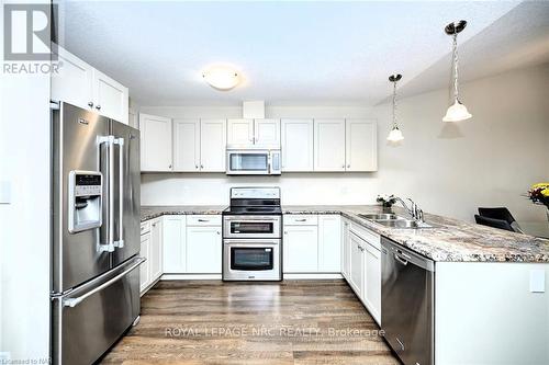 133 Roselawn Crescent, Welland, ON - Indoor Photo Showing Kitchen With Double Sink