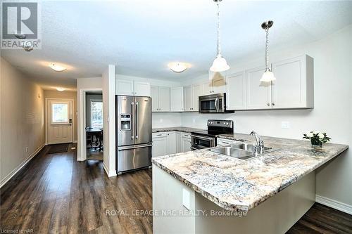 133 Roselawn Crescent, Welland, ON - Indoor Photo Showing Kitchen With Double Sink With Upgraded Kitchen