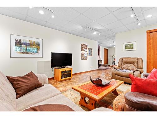 12698 Highway 3A, Boswell, BC - Indoor Photo Showing Living Room