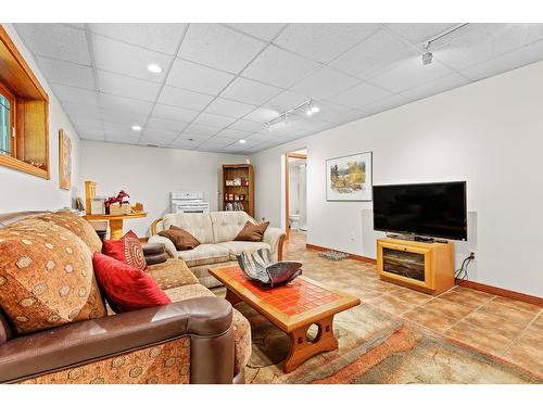 12698 Highway 3A, Boswell, BC - Indoor Photo Showing Living Room