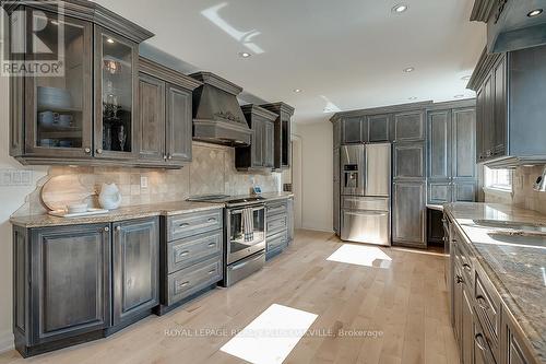 4504 Hawthorne Drive, Burlington (Shoreacres), ON - Indoor Photo Showing Kitchen With Double Sink With Upgraded Kitchen