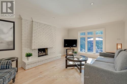 4504 Hawthorne Drive, Burlington (Shoreacres), ON - Indoor Photo Showing Living Room With Fireplace