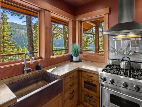 2388 Heffley Lake Road, Kamloops, BC - Indoor Photo Showing Kitchen