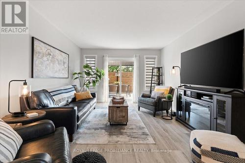 1351 Frank Street, Kingston, ON - Indoor Photo Showing Living Room