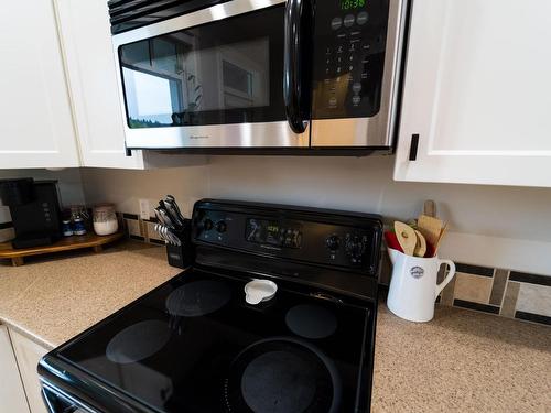 2-2860 Valleyview Drive, Kamloops, BC - Indoor Photo Showing Kitchen