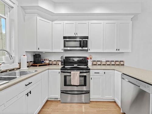 2-2860 Valleyview Drive, Kamloops, BC - Indoor Photo Showing Kitchen With Double Sink