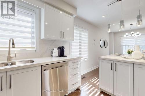 6696 Harlow Road, Mississauga (Meadowvale Village), ON - Indoor Photo Showing Kitchen With Double Sink With Upgraded Kitchen