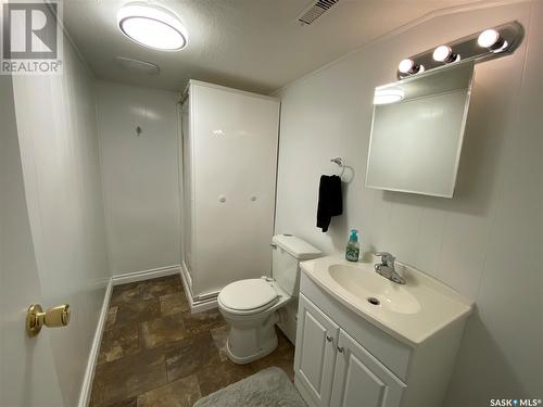 311 1St Avenue W, Kindersley, SK - Indoor Photo Showing Bathroom