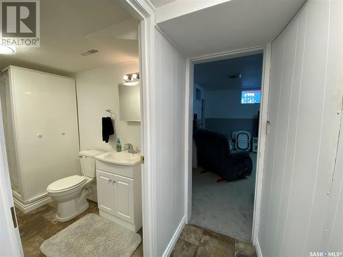 311 1St Avenue W, Kindersley, SK - Indoor Photo Showing Bathroom