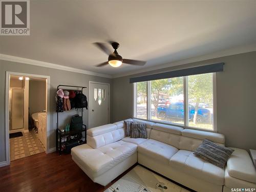 311 1St Avenue W, Kindersley, SK - Indoor Photo Showing Living Room