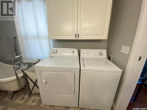 311 1St Avenue W, Kindersley, SK - Indoor Photo Showing Laundry Room