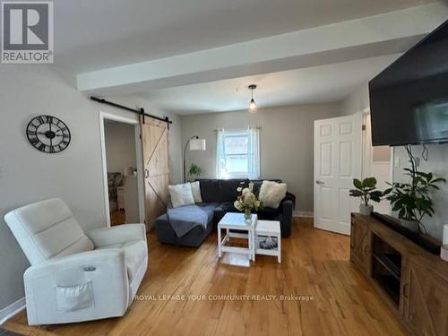 11 Della Street, Georgina, ON - Indoor Photo Showing Living Room