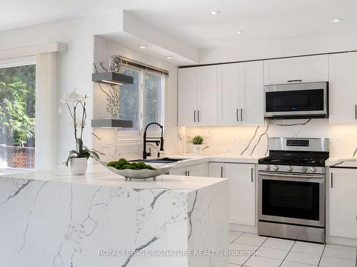 16 Kilbarry Crt, Richmond Hill, ON - Indoor Photo Showing Kitchen