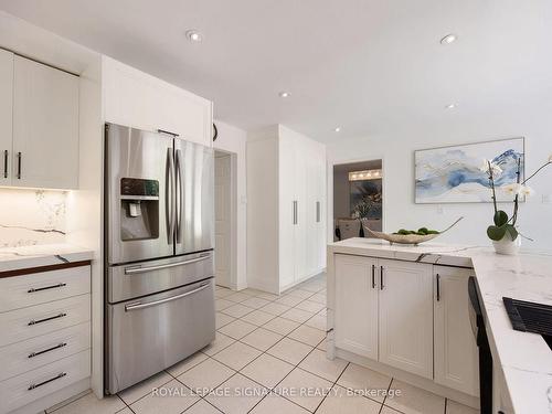 16 Kilbarry Crt, Richmond Hill, ON - Indoor Photo Showing Kitchen