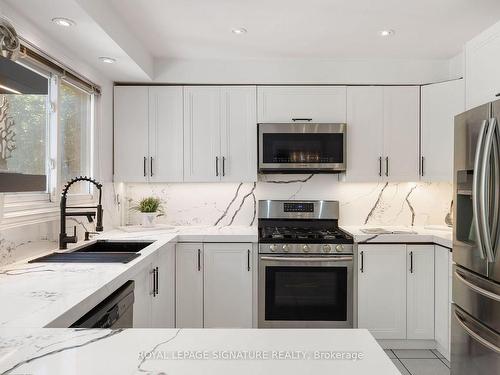 16 Kilbarry Crt, Richmond Hill, ON - Indoor Photo Showing Kitchen With Stainless Steel Kitchen With Upgraded Kitchen