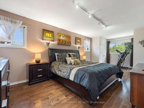 16 Kilbarry Crt, Richmond Hill, ON - Indoor Photo Showing Bedroom