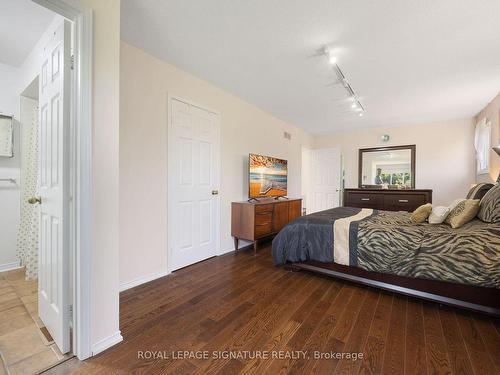 16 Kilbarry Crt, Richmond Hill, ON - Indoor Photo Showing Bedroom