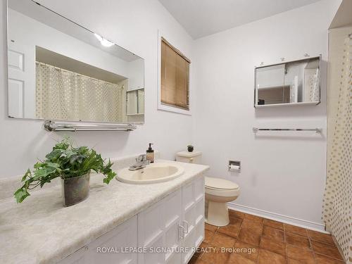 16 Kilbarry Crt, Richmond Hill, ON - Indoor Photo Showing Bathroom