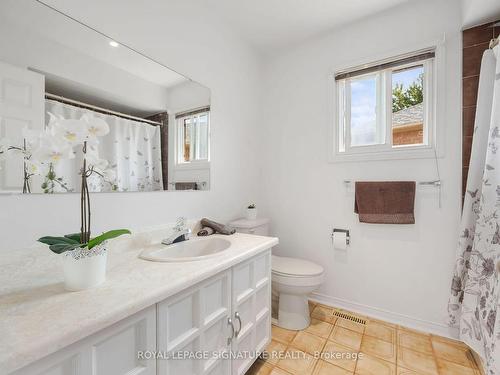 16 Kilbarry Crt, Richmond Hill, ON - Indoor Photo Showing Bathroom