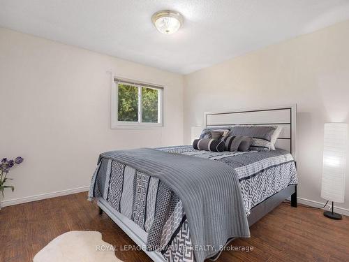 16 Kilbarry Crt, Richmond Hill, ON - Indoor Photo Showing Bedroom