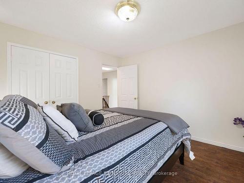 16 Kilbarry Crt, Richmond Hill, ON - Indoor Photo Showing Bedroom