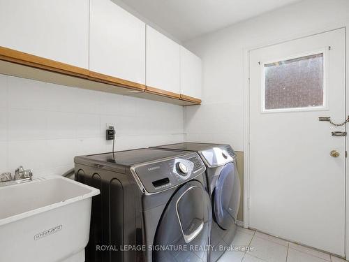 16 Kilbarry Crt, Richmond Hill, ON - Indoor Photo Showing Laundry Room