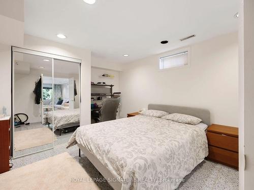 16 Kilbarry Crt, Richmond Hill, ON - Indoor Photo Showing Bedroom