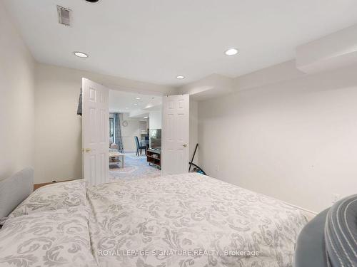 16 Kilbarry Crt, Richmond Hill, ON - Indoor Photo Showing Bedroom