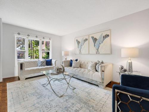 16 Kilbarry Crt, Richmond Hill, ON - Indoor Photo Showing Living Room