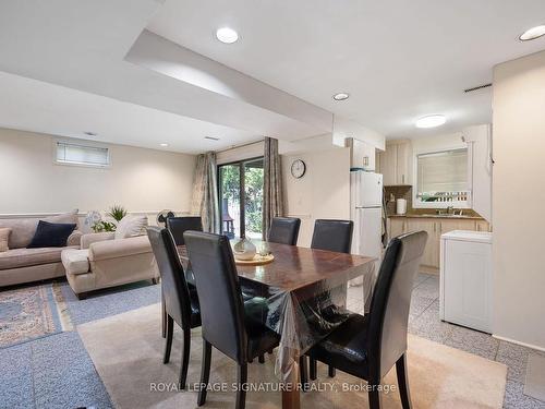 16 Kilbarry Crt, Richmond Hill, ON - Indoor Photo Showing Dining Room