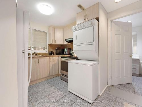 16 Kilbarry Crt, Richmond Hill, ON - Indoor Photo Showing Laundry Room