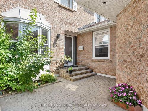 16 Kilbarry Crt, Richmond Hill, ON - Outdoor With Exterior