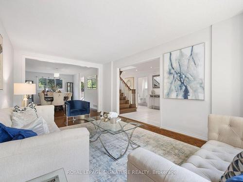 16 Kilbarry Crt, Richmond Hill, ON - Indoor Photo Showing Living Room