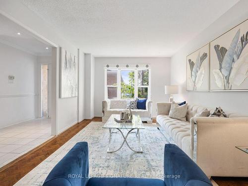 16 Kilbarry Crt, Richmond Hill, ON - Indoor Photo Showing Living Room