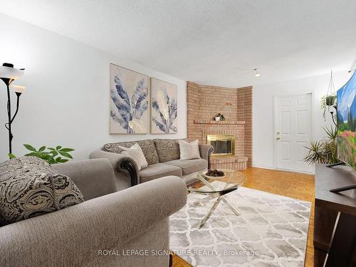 16 Kilbarry Crt, Richmond Hill, ON - Indoor Photo Showing Living Room With Fireplace