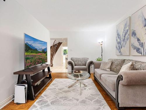 16 Kilbarry Crt, Richmond Hill, ON - Indoor Photo Showing Living Room