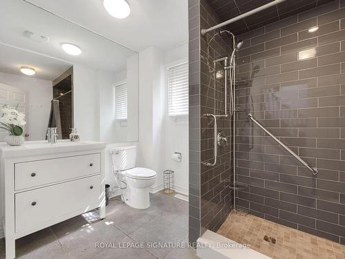 16 Kilbarry Crt, Richmond Hill, ON - Indoor Photo Showing Bathroom