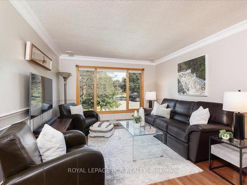 40 Grist Mill Rd, East Gwillimbury, ON - Indoor Photo Showing Living Room