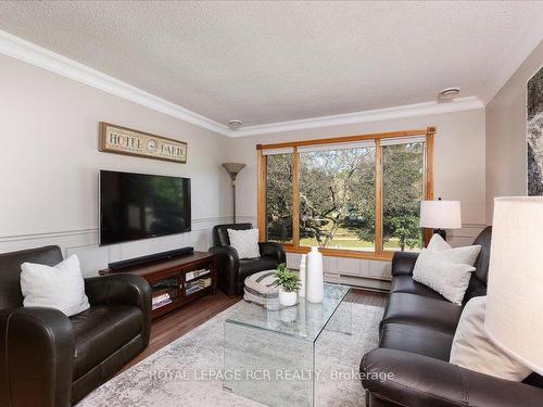 40 Grist Mill Rd, East Gwillimbury, ON - Indoor Photo Showing Living Room