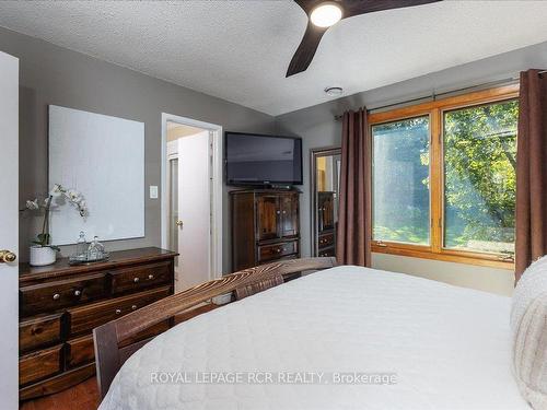 40 Grist Mill Rd, East Gwillimbury, ON - Indoor Photo Showing Bedroom