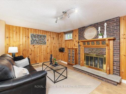 40 Grist Mill Rd, East Gwillimbury, ON - Indoor Photo Showing Living Room With Fireplace