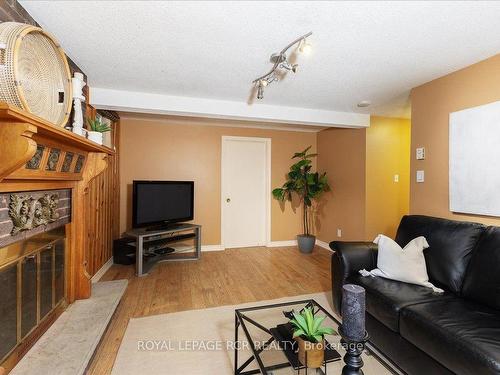 40 Grist Mill Rd, East Gwillimbury, ON - Indoor Photo Showing Living Room With Fireplace