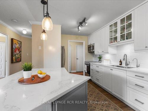 410-155 Main St N, Newmarket, ON - Indoor Photo Showing Kitchen With Double Sink With Upgraded Kitchen