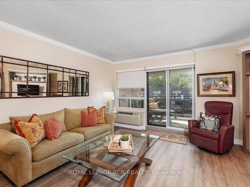 410-155 Main St N, Newmarket, ON - Indoor Photo Showing Living Room